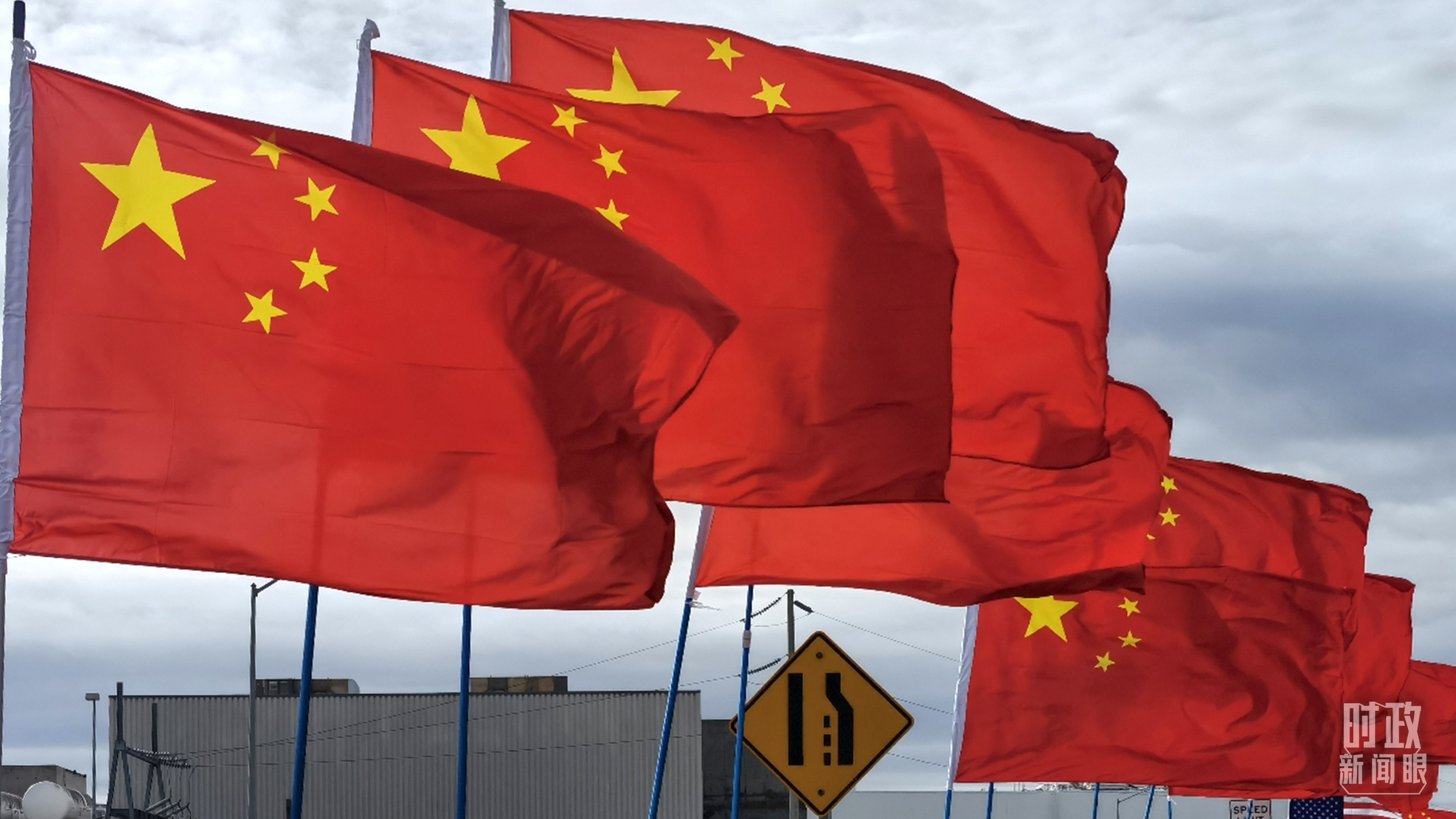 △沿途街道上,华人华侨等热烈欢迎习近平到访。(总台央视记者张洛嘉、石丞拍摄)