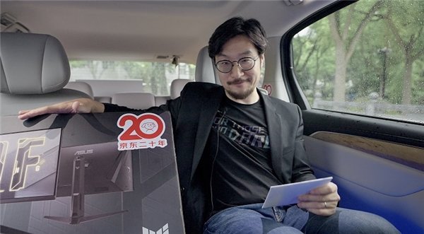 京东618推出华硕战杀27显示器20周年礼盒 华硕高管为用户送货上门_凤凰网