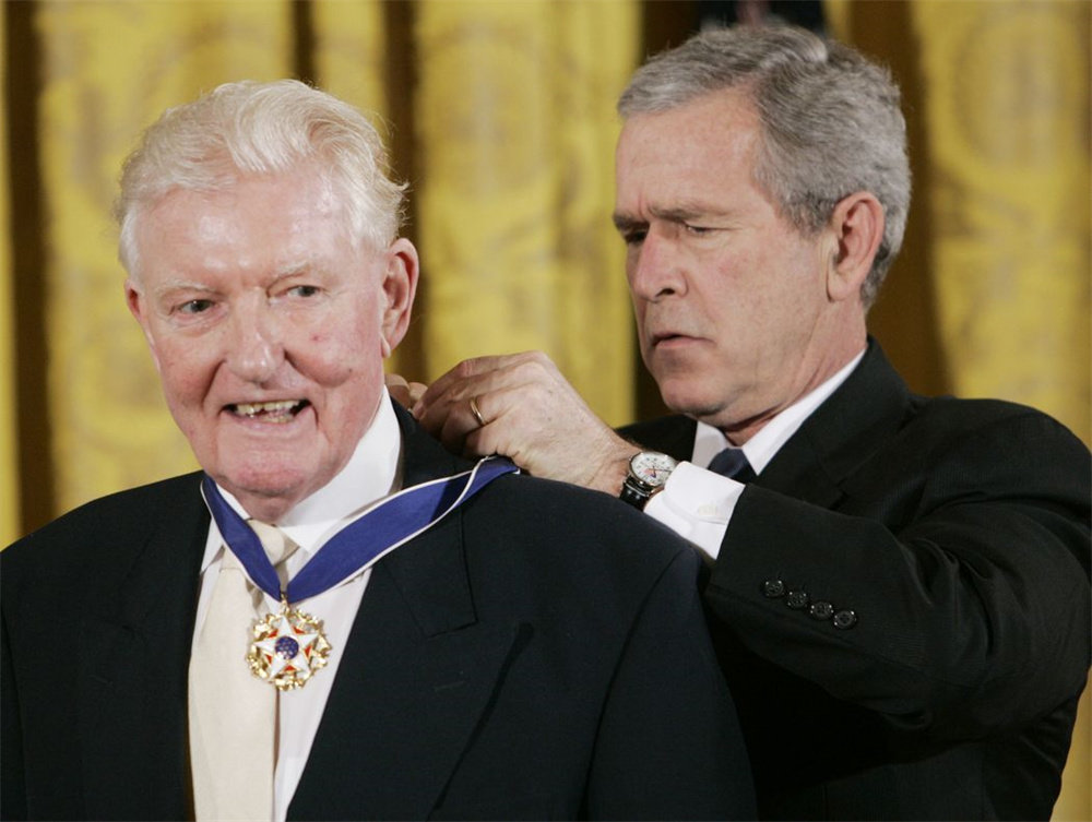 2006年，乔治·W·布什授予了保罗·约翰逊总统自由勋章。图源《华尔街日报》