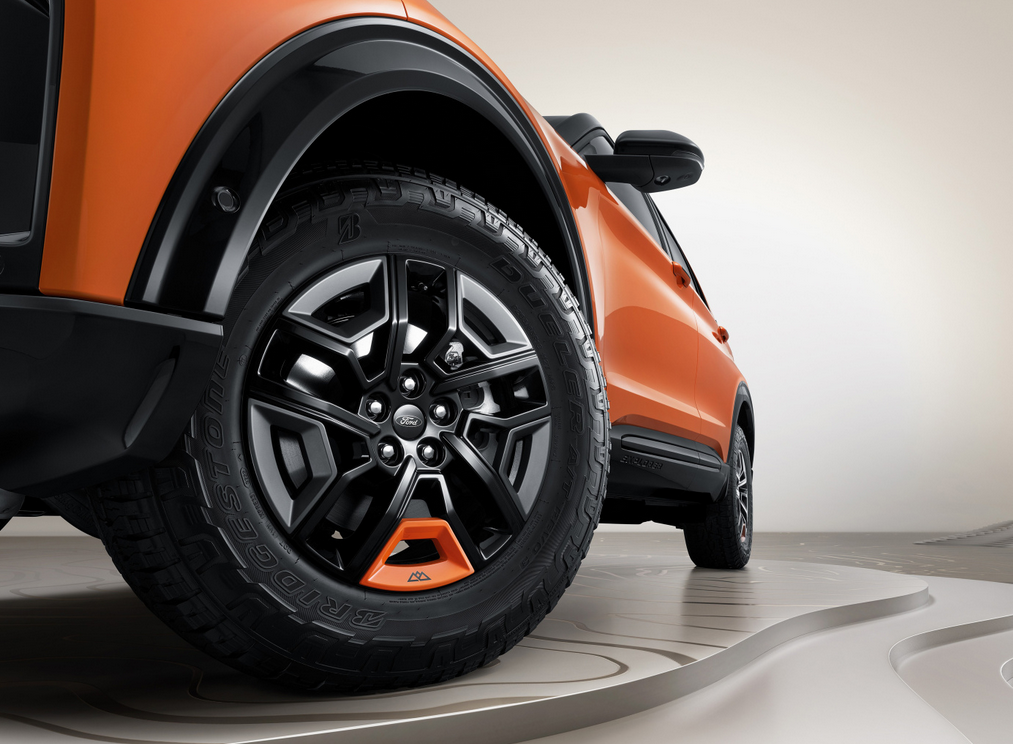 去远方的车有了 福特探险者昆仑巅峰版 6座和7座都是39.98万元