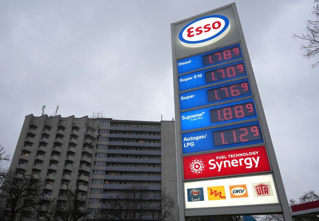 这是2月1日在德国柏林拍摄的一家加油站的油价牌。新华社发（斯特凡·蔡茨摄）