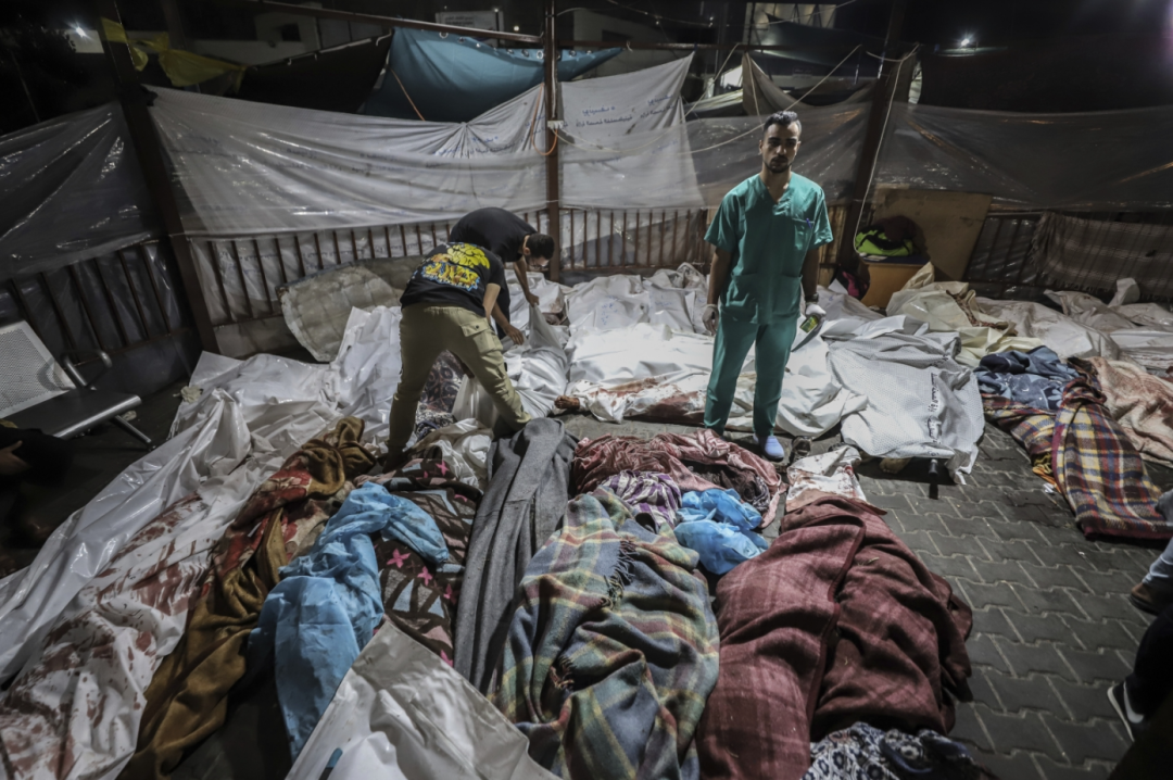 2023年10月17日，加沙城，阿赫利阿拉伯医院遭受袭击，图为医院内停放的遇难者遗体。