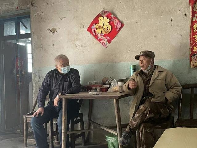 谌湘鄂和吴工在吴家湾一号。 图/九派新闻记者 覃钰钰