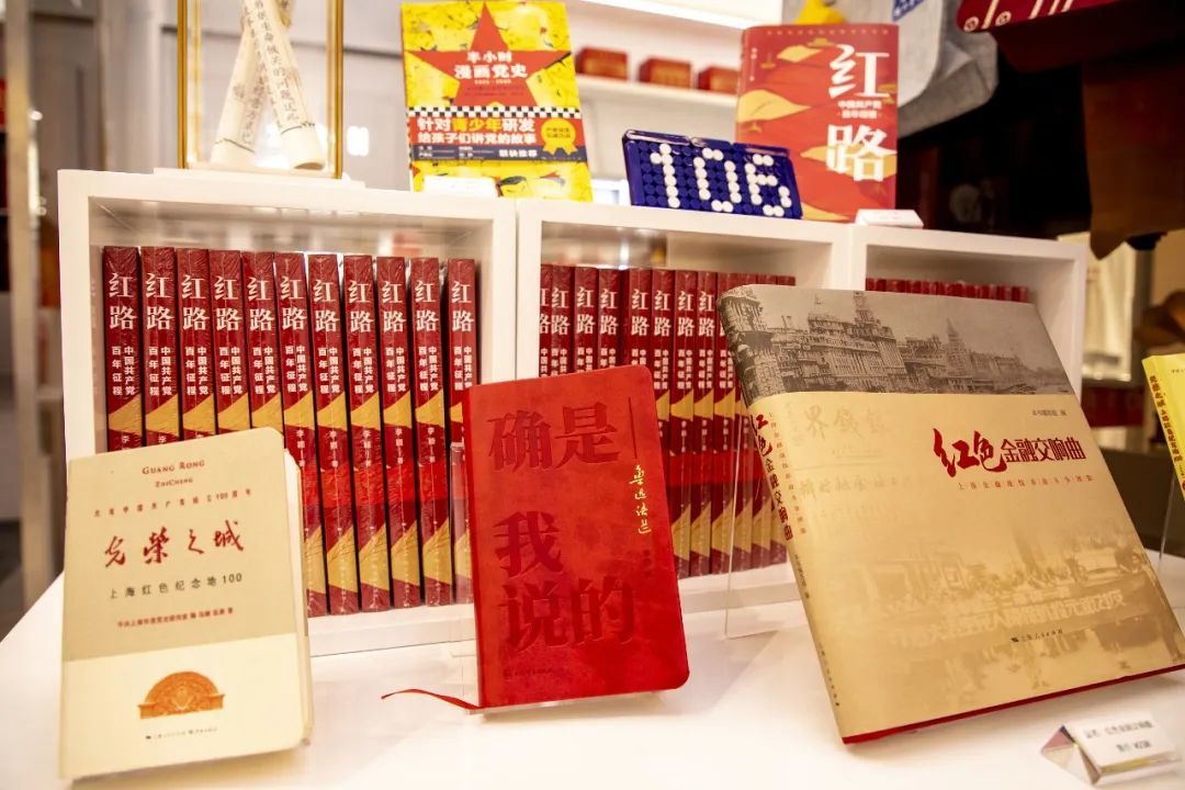 上海中共一大文创商店红色经典书籍 图源:视觉中国