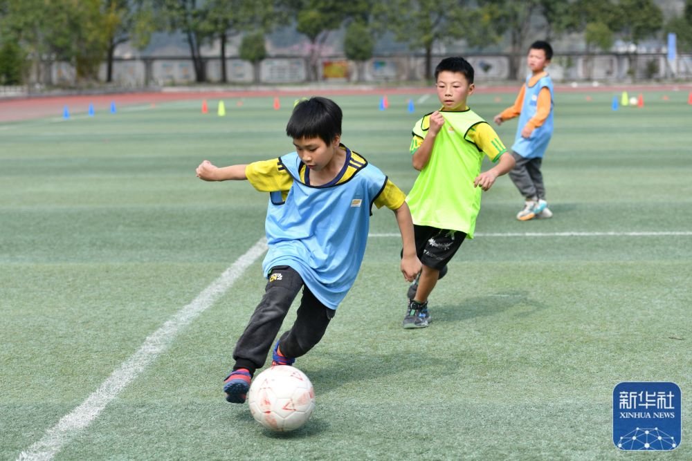 3月15日,学生们在上塘镇中心小学足球场进行进行对抗训练.