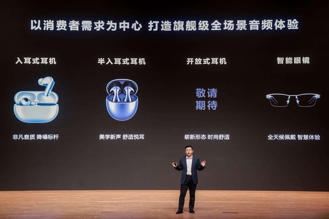 华为首款开放式耳机亮相迪拜 FreeClip耳夹耳机以“C形桥”设计诠释穿戴新时尚