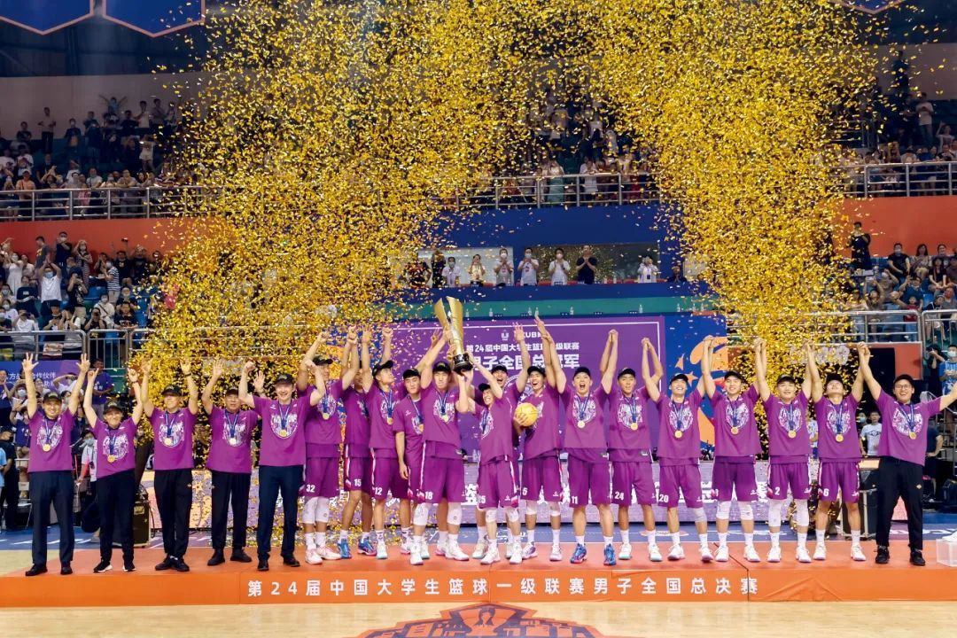 2022年7月31日，在重庆市举行的第24届中国大学生篮球联赛（CUBA）男子一级联赛全国总决赛中，清华大学队以89比86战胜广东工业大学队，夺得总决赛冠军，蝉联三连冠。图/受访者提供