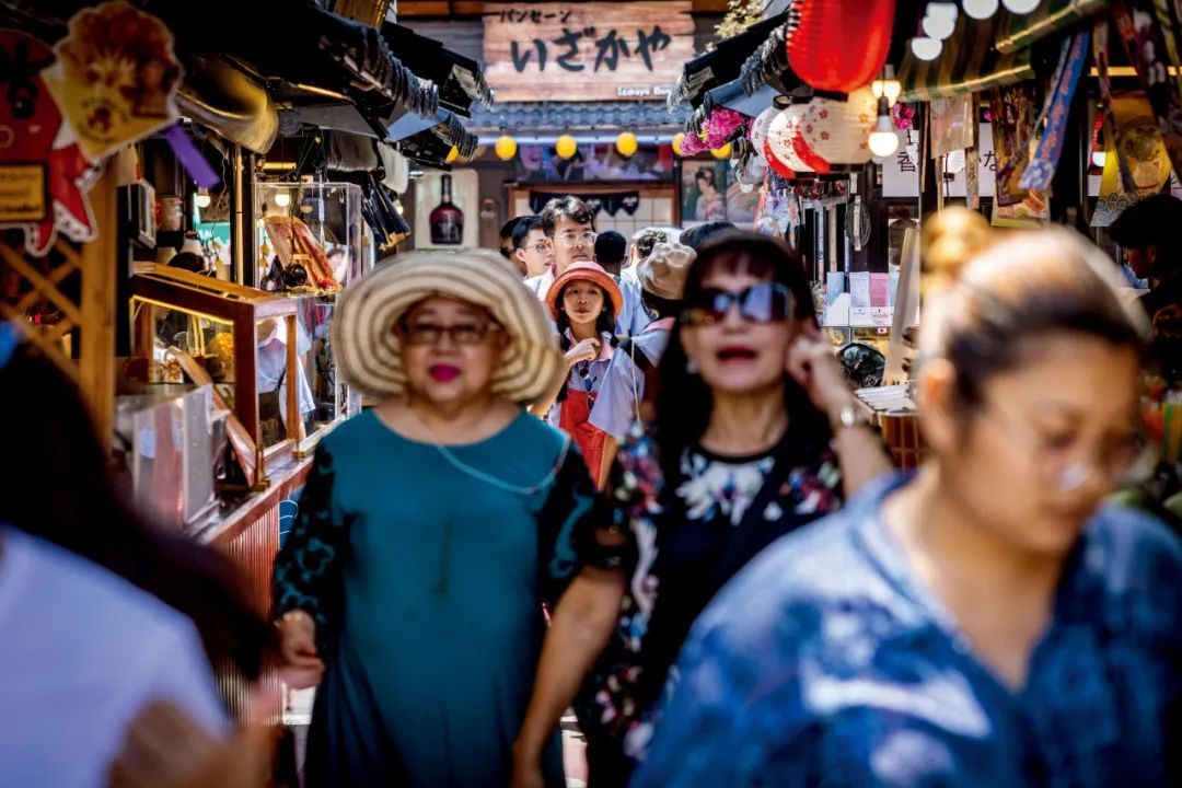 9月24日，泰國芭提雅，游客走過日本美食廣場——邦盛魚市場。圖/視覺中國