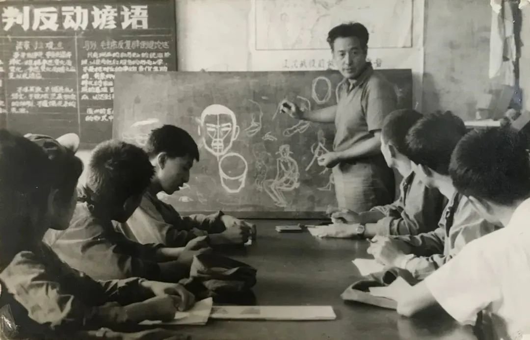 1973年，侯一民先生在首钢辅导工人学画
