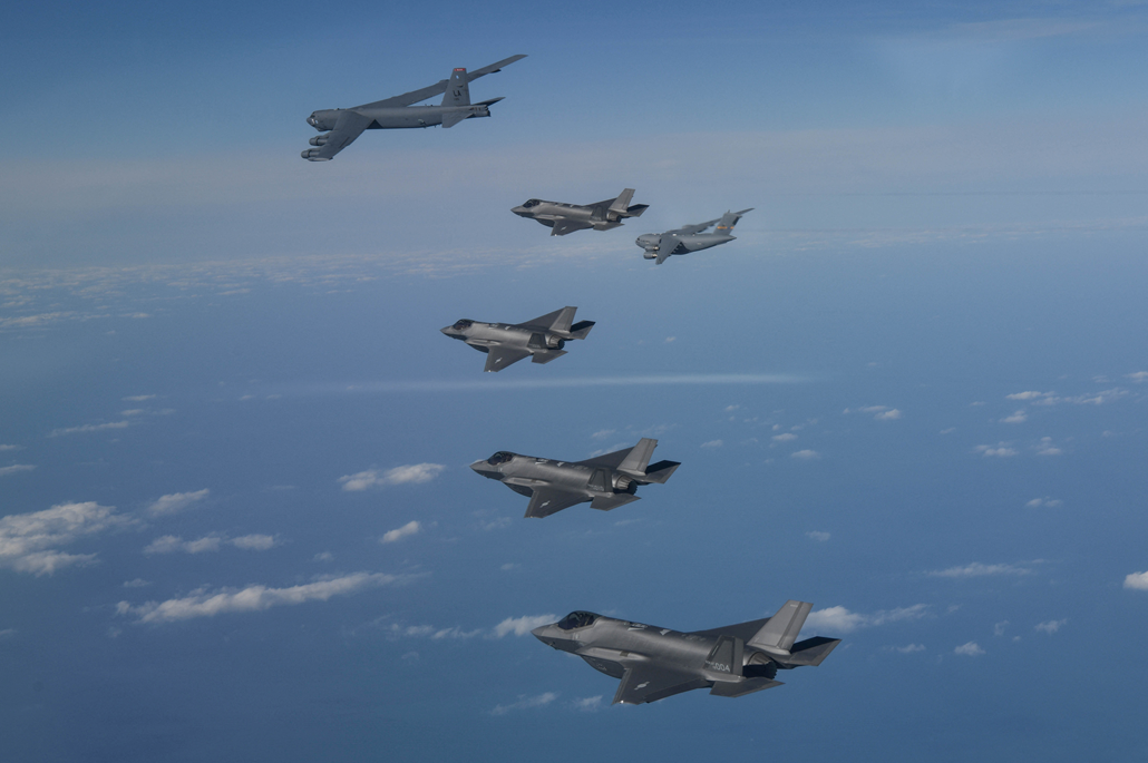 2022年12月20日，美空军 B-52 轰炸机、C-17 运输机与韩国空军 F-35A 参加联合演习   图源：外媒