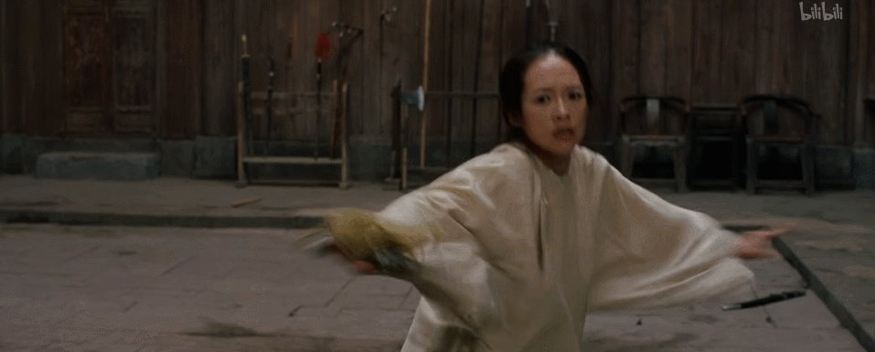 ▲强行使用自己驾驭不了的沉重兵器,就是电影《卧虎藏龙》里的这个效果