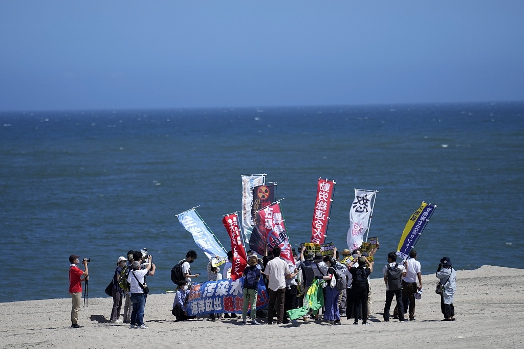 当地时间2023年8月24日,日本浪江町,人们在海滩上抗议的大地震和海啸中受损的福岛第一核电站。视觉中国 图