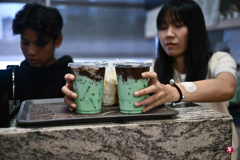 泰国的一些饮品店近来宣布停售薄荷可可饮料，还有店家在社交媒体上给它起了个新名字——“背叛朋友饮料”。