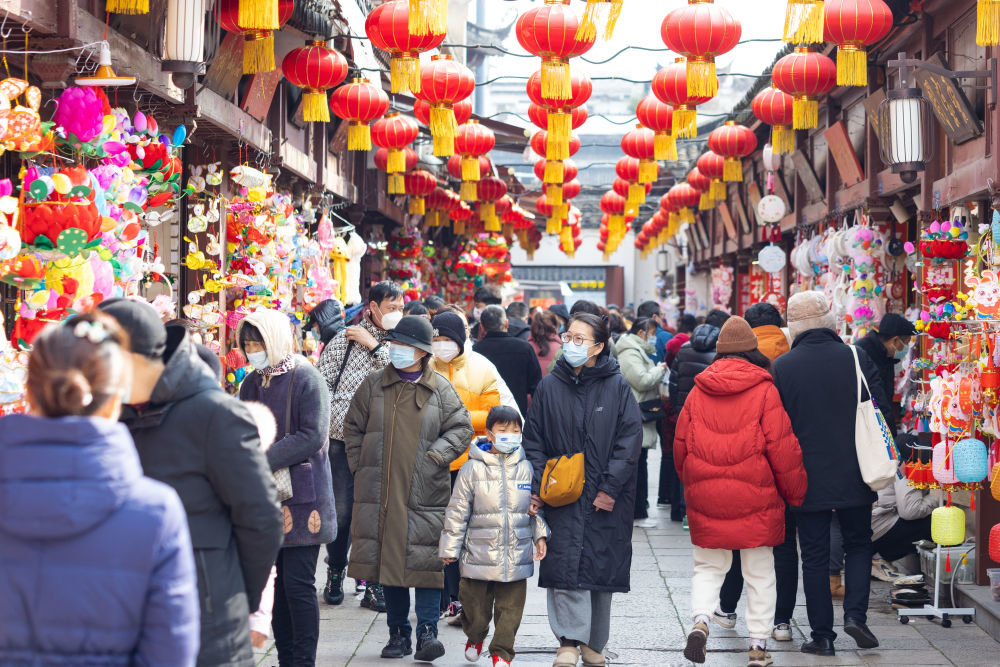 ↑1月24日，游人在南京夫子庙景区游览。新华社发（苏阳 摄）