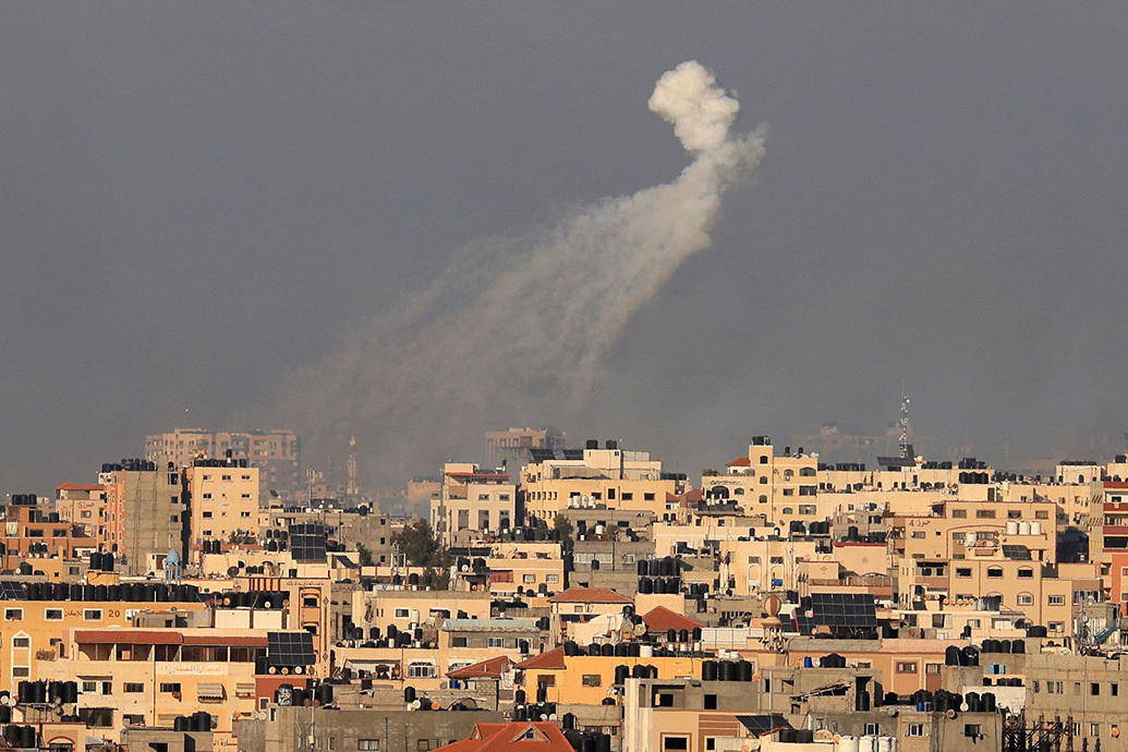 当地时间2023年10月10日，加沙城，以色列发射的一枚火箭在加沙城上空爆炸。
