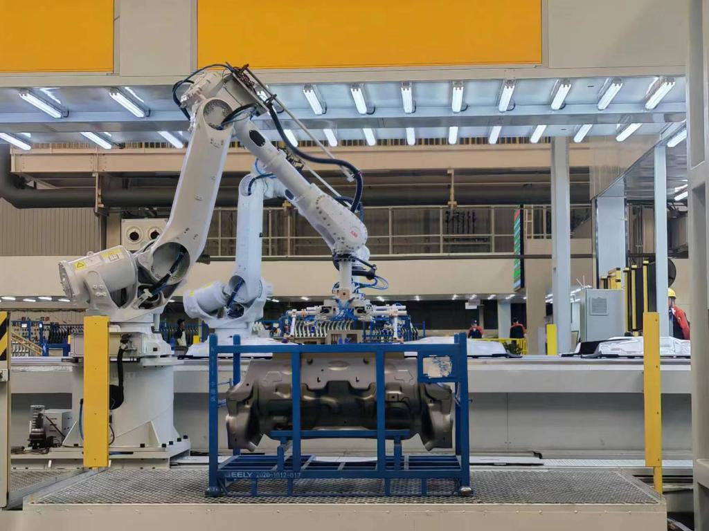 吉利汽车西安工厂冲压车间机器人正在自动抓件。新华社记者姜辰蓉 摄