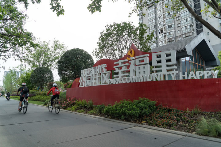 在成都市金牛区,居民在跃进社区党群服务中心外的绿道上骑行(4月26日摄)。新华社记者 唐文豪 摄
