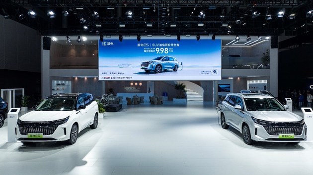SUV油电同价开创者 首款10万内中型插混SUV蓝电E5登陆2023广州车展