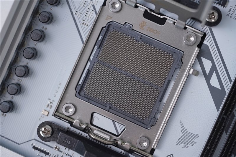 PCIe 5.0全拉满!七彩虹CVN B650 GAMING FROZEN V14评测:同价位最好的大板