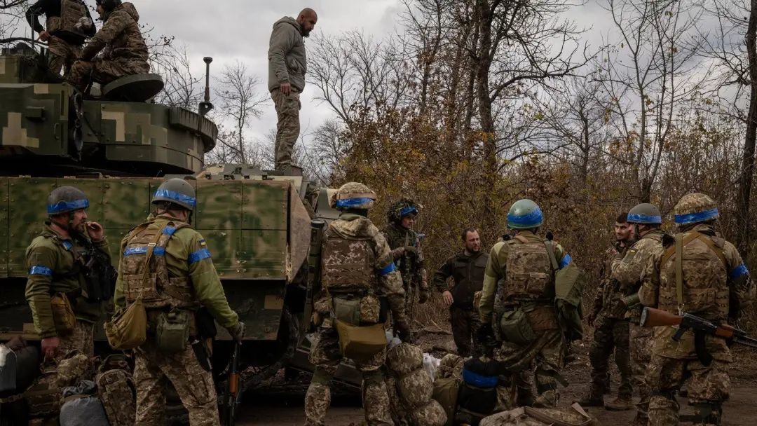 ◆乌军一个步兵班准备搭乘布雷德利步兵战车，投入到阿瓦迪夫卡的战役中。