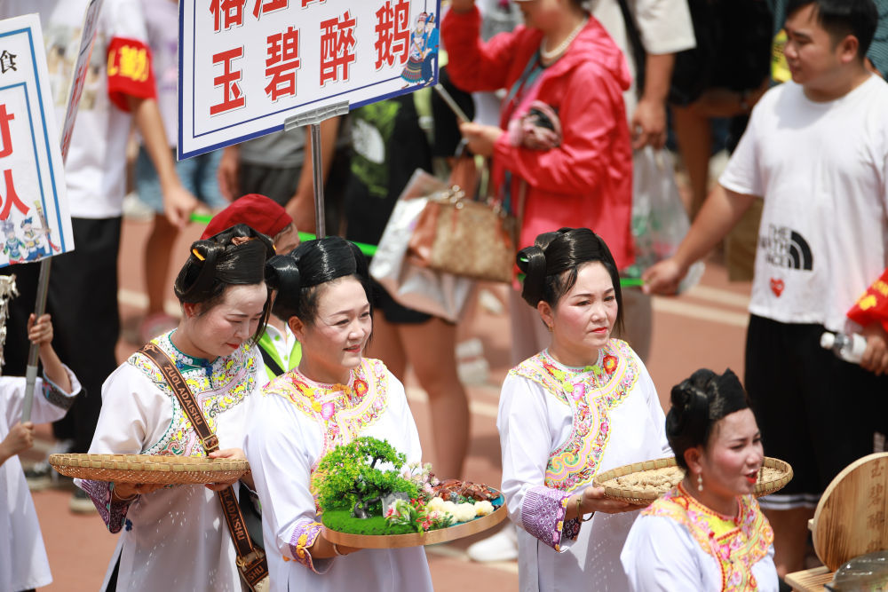 8月13日，工作人员进场时展示当地美食。新华社记者 刘续 摄