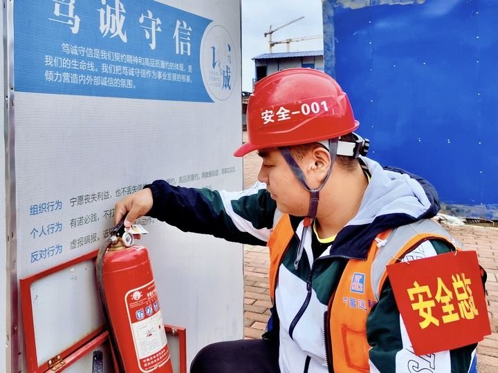 2023年4月30日,中建三局云南分公司安全总监蒲札在进行消防检查