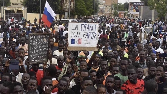 尼日尔街头游行民众打出“法国必须走”的标语