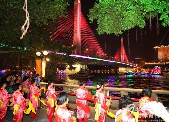 广州亚运会期间,彩船在珠江水面巡游