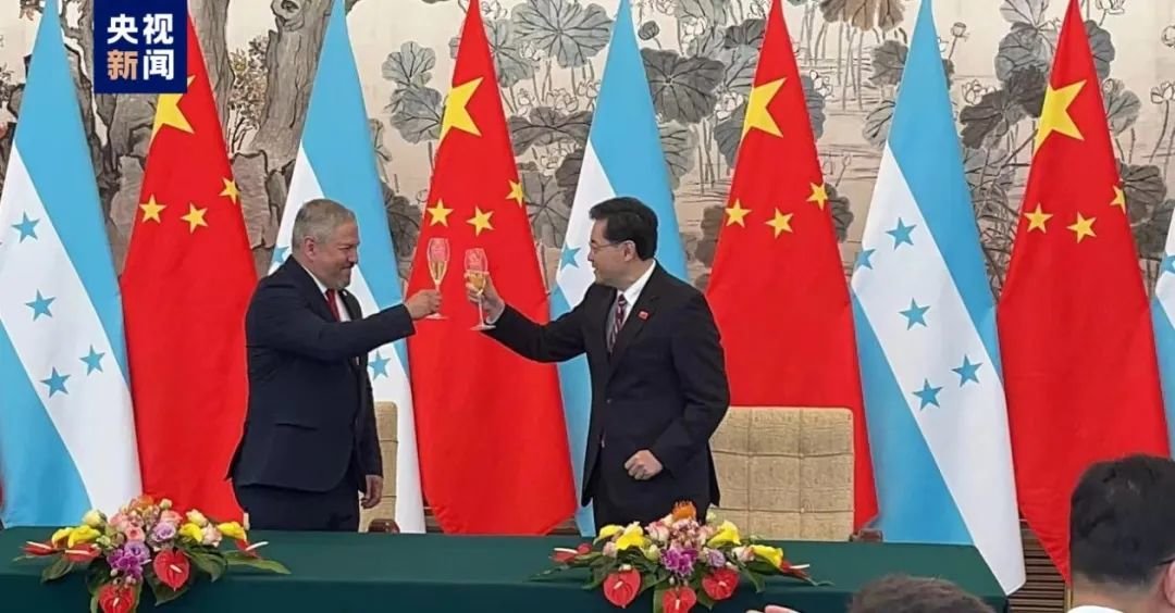 ▲几十年来中国大陆与台湾的“外交”较量演变，红色为大陆建交国，蓝色为台湾“建交国”