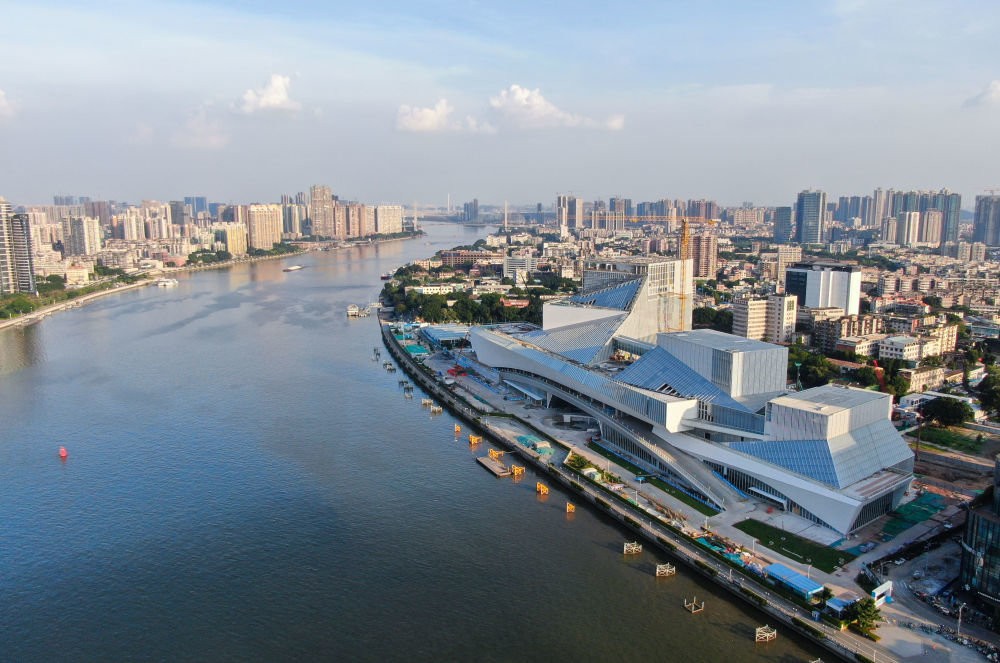 广州珠江江畔的白鹅潭大湾区艺术中心（6月12日摄，无人机照片）。新华社记者 邓华 摄