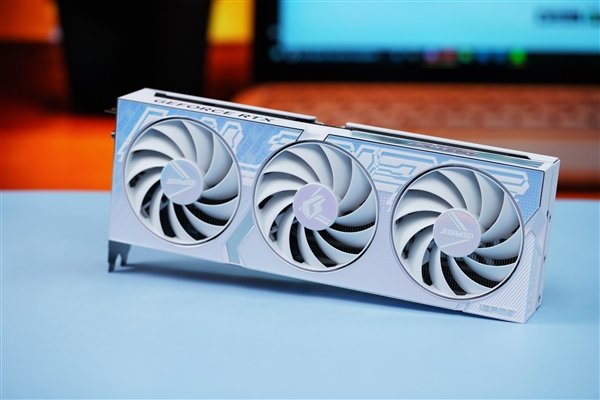 高颜值波普风!七彩虹RTX 4060 Ti Ultra W OC显卡图赏