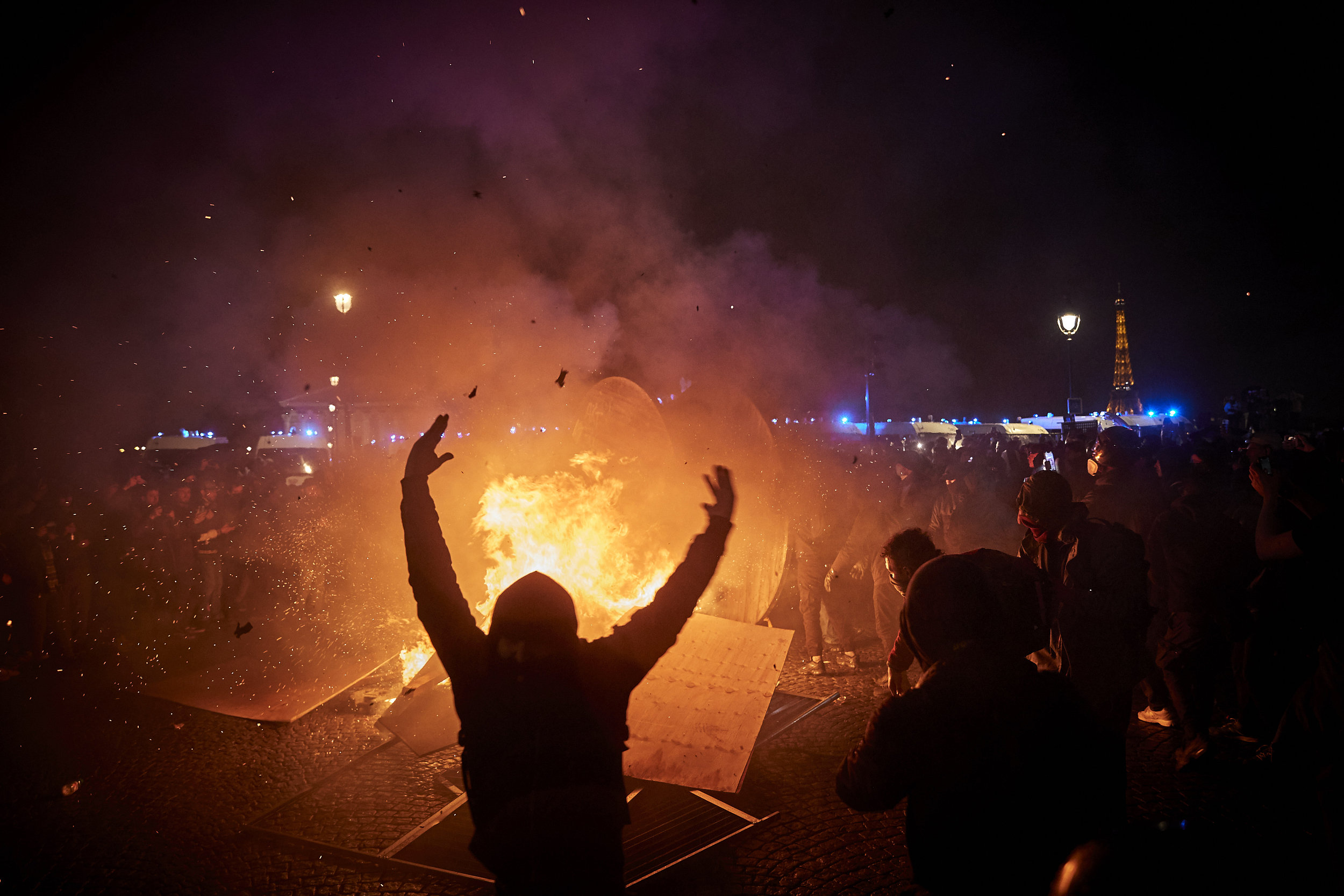 游行前278名“黄马甲”被捕，八千巴黎警察严阵以待_抗议