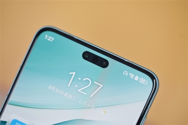 三挖孔前所未有!华为Mate 60 Pro雅川青图赏