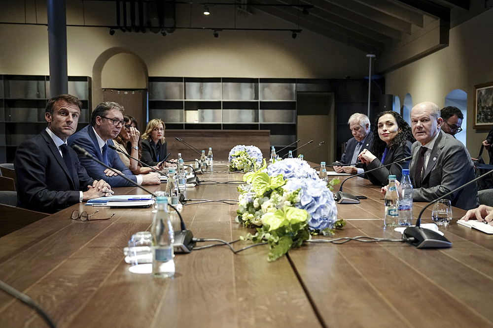 在2023年6月第二届欧洲政治共同体领导人会议上，在德、法外长的斡旋下，武契奇同科索沃领导人奥斯马尼进行了短暂会晤。