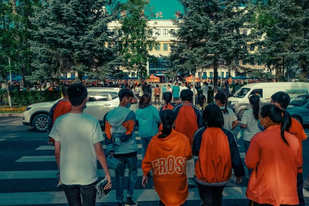 受升学率、重本率等因素的影响,某市中学自主招生考试现场人山人海。/图虫创意