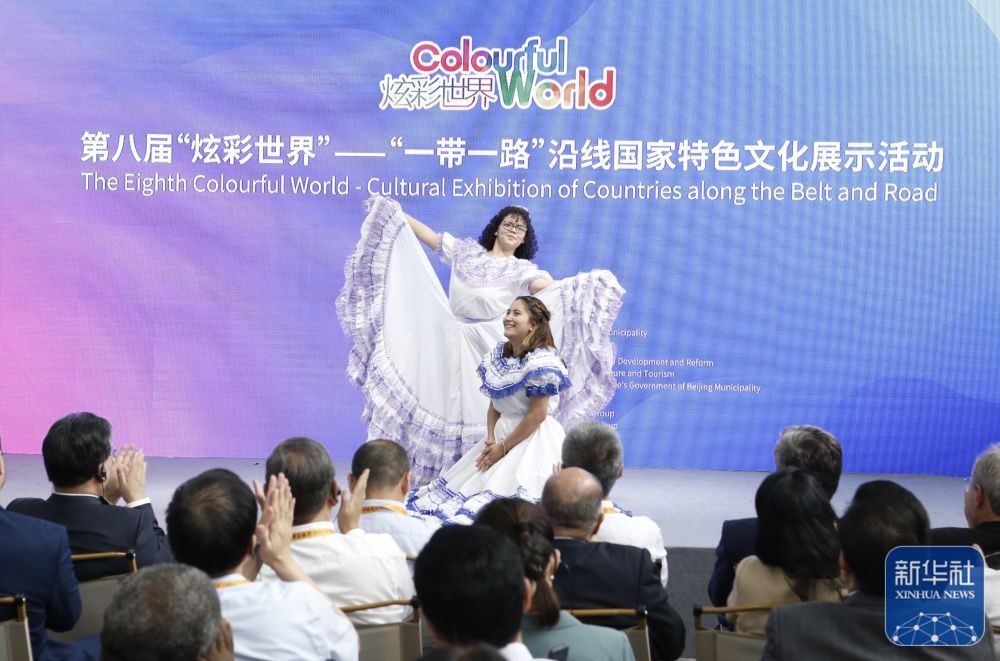 ↑9月2日，在“一带一路”沿线国家特色文化展示活动开幕式上，演员表演舞蹈。