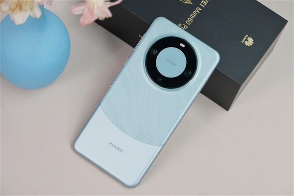 三挖孔前所未有!华为Mate 60 Pro雅川青图赏