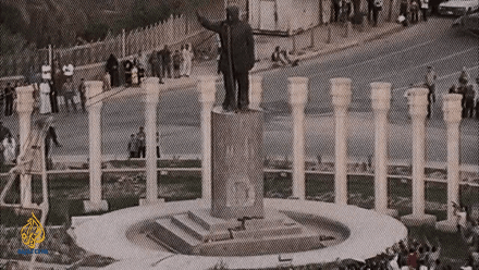 ▲ 2003年4月，美军拽倒位于伊拉克首都巴格达市中心胜利广场的萨达姆雕像。