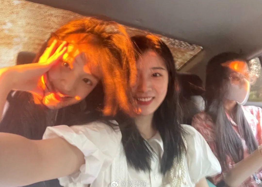 还记得《庆余年》里的小叶轻眉吗？18岁的她长这样…