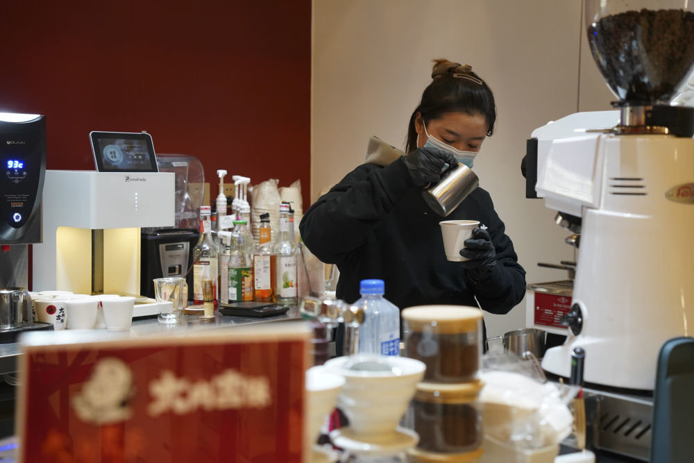 1月31日，“大内·宫保”咖啡店的店员在制作咖啡。新华社记者 魏弘毅 摄