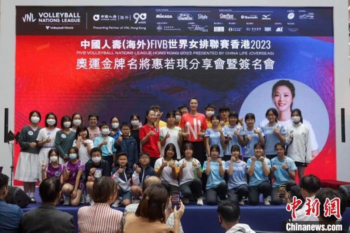 惠若琪与香港学生合影。 陈永诺 摄