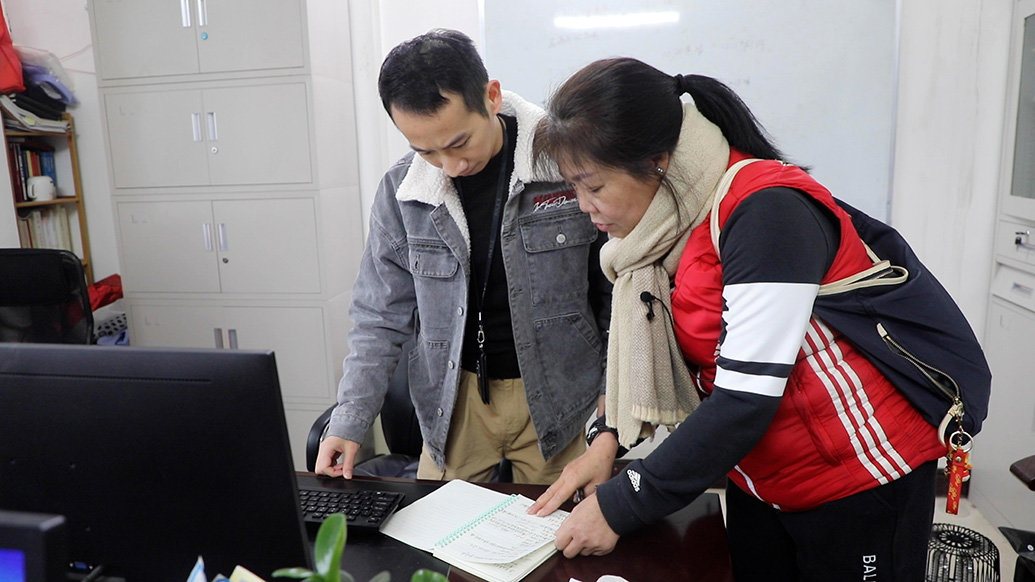 唐蔚华给广西罗城县警方提供寻亲线索。澎湃新闻记者 何锴。