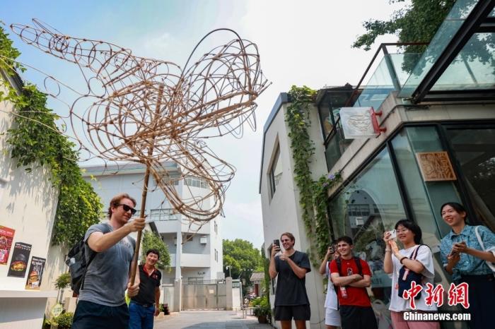 资料图：2023年8月11日至18日，“同行中国&middot;走进南京可持续发展训练营”中外实践活动在南京举办，20多名来自中国、德国等国家和地区一流高校的跨学科优秀青年学生围绕“城市文化品牌打造与国际传播”“青年和平行动”“城市生态系统”三个议题，开展调研实践。