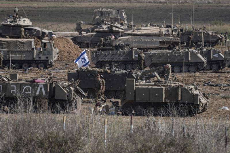 正在加沙边境集结的以色列装甲部队