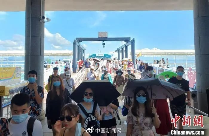 资料图:游客登陆蜈支洲岛景区。记者 王晓斌 摄