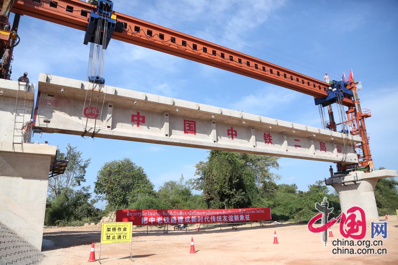 中老铁路-磨万项目首榀简支t梁在老挝首都万象成功架设.