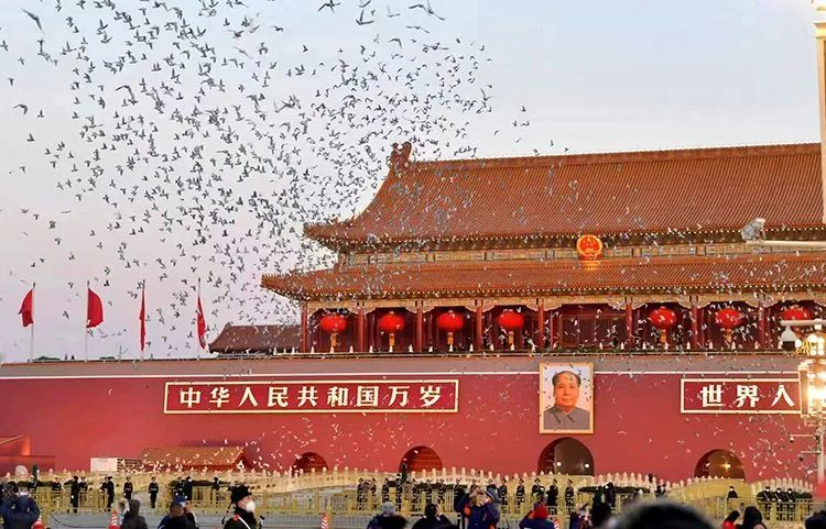 ▲2023年1月1日，升国旗仪式后，和平鸽群在天安门广场上空飞舞。（图源：新京报）