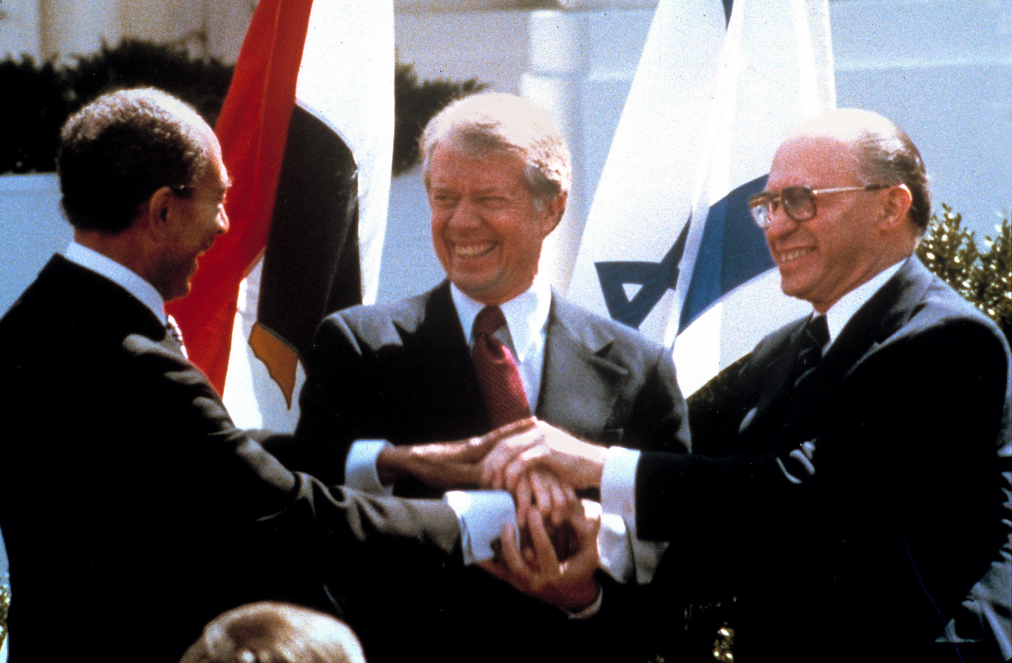 在时任总统吉米·卡特的推动下，埃以实现和解并签署《戴维营协议》