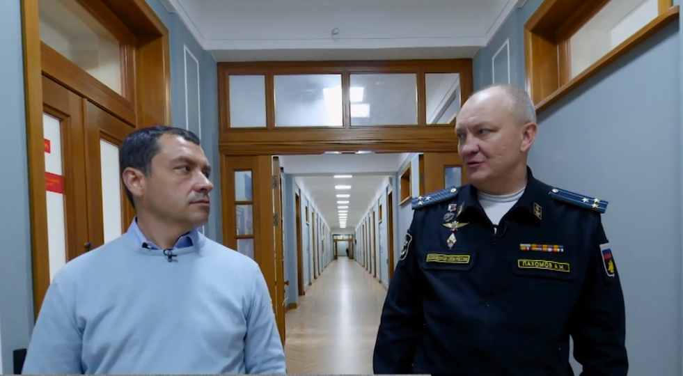 红星电视台网站17日报道所配视频中帕霍莫夫（右）接受采访的画面