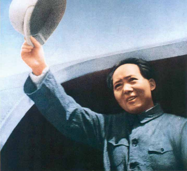 ·1945年星空体育官网首页入口手机版，毛主席赴重庆讲判前，邪在延安机场腹招待的军仄难远挥帽握别。